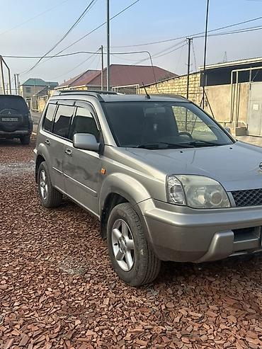 99 masin: Nissan X-Trail kompakt SUV modeli. Şəkillərdən göründüyü kimi gümüşü — 9