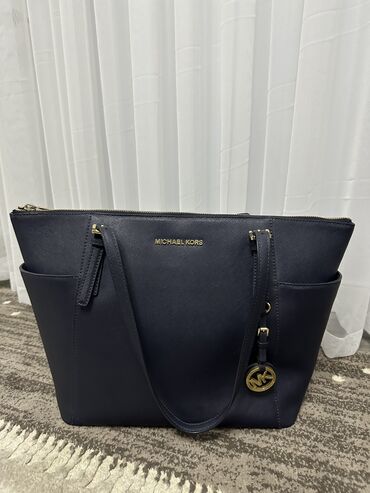 у настоящей женщины должна быть сумочка из италии: Продаю две сумки 1. michael kors (оригинал) 5500 сом 2. H&M 2500