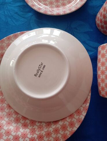 Kompleti posuđa: Servis za 4 osobe sa velikim soljama. Boja je lepa crvena. razlika — 3