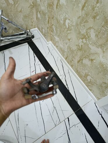 Velosiped ehtiyyat hissələri: Velosiped üçün ehtiyat hissələri və alətlər dəsti Tərkib: - — 11