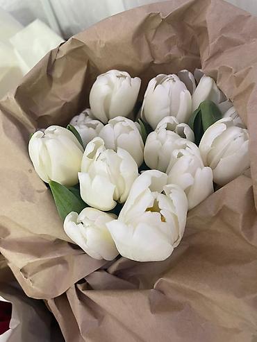 Букеты из живых цветов: Тюльпаны в крафт-упаковке - Срезанные тюльпаны с плотным бутоном — 2
