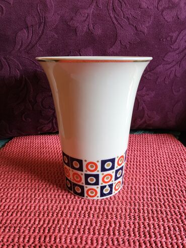 Stare vaze i dekor: Vaza nova porcelanska 70te. Visina. 15cm. Stopa. 7cm — 3