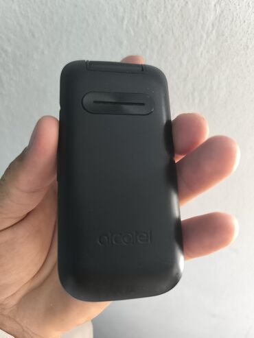 ошка номера аукцион: Мобильный телефон-раскладушка Alcatel в черном цвете. Компактный
