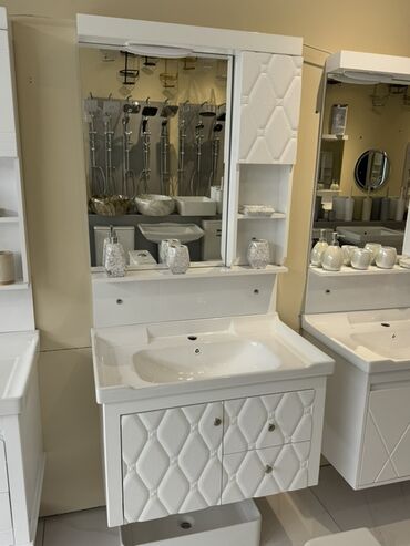 Hamam üçün aksessuarlar: Ağ rəngdə, müasir üslubda hazırlanmış hamam mebeli dəsti. Dəstə güzgü