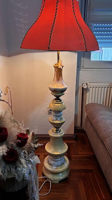 retro komode: Podna stara lampa,retro estetika sa abažurom klasičnog — 1