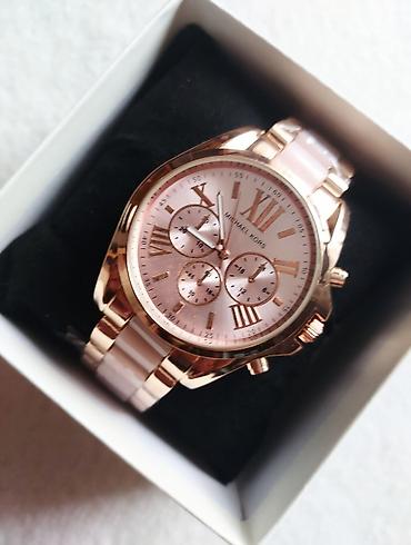 kanap za naocare: Divan Michael Kors u roze boji. Kućište je prečnika 44 mm. Narukvica — 1