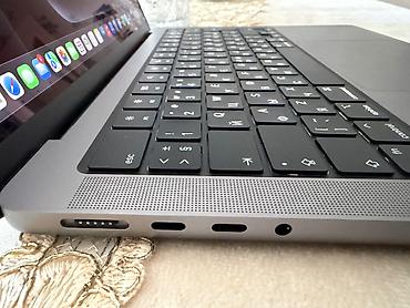 macbook pro m3: MacBook Pro m3 yenikidi 5 defe kinoya baxilib ustunde orginal adapdir — 2