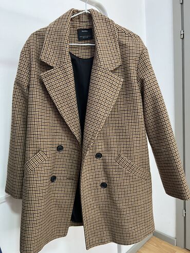 бежевое мужское пальто: Пальто BERSHKA. Размер Xs-S. Б/у. Цена 500 сом