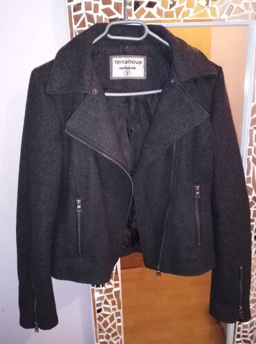 zimska jakna s: Terranova siva jaknica S velicina. Moze sa krznom ili bez.
Strukirana