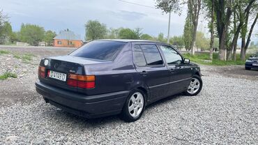 snimu 2 kom kvartiru: Volkswagen Vento: 1993 г., 2 л, Механика, Бензин, Седан