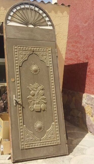 Kafel və bitirmə daşları: Mənzil üçün İşlənmiş Giriş qapısı Glazok ilə, Zəmanətsiz, Ünvandan götürmə