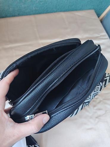 pandora narukvice srce: Crna ženska crossbody torba sa širokim printanim kaišem - Materijal — 3