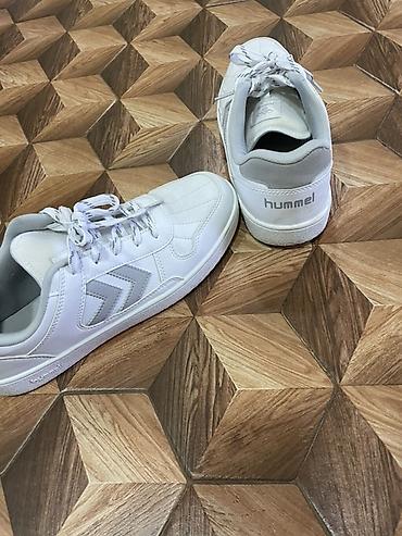 hummel prsluk: Hummel brendli ağ-südlü rəng palitrasında klassik idman ayaqqabıları — 1