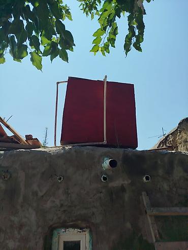 metal su cəni: Dam örtüyü üçün su çəni - Üstü örtülü meydançada quraşdırılmış — 2