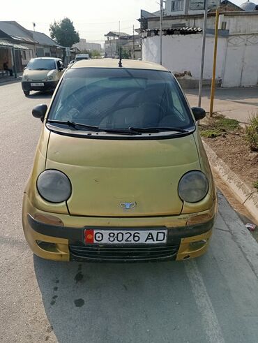 маленькая машина: Хэтчбек Daewoo Matiz золотистого цвета. Автомобиль оснащен четырьмя