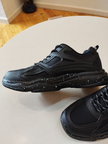 Krasofkalar və idman ayaqqabıları: Pierre Cardin kişi krossovkası – qara rəng, gündəlik və idman — 10