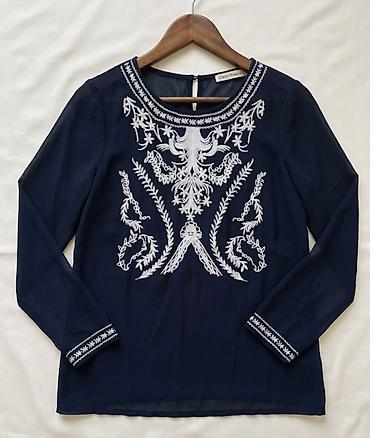 tasne mona: Elegantna bluza dugih rukava u crnoj boji sa bogatim belim vezom — 2