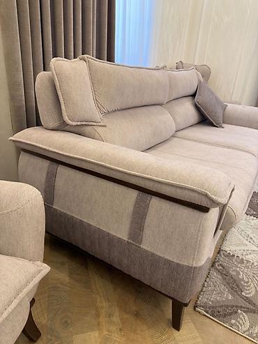 Divan və kreslo dəstləri: Klassik-stil yumşaq mebel dəsti - Tərkib: 3 yerlik geniş divan + 2 — 1
