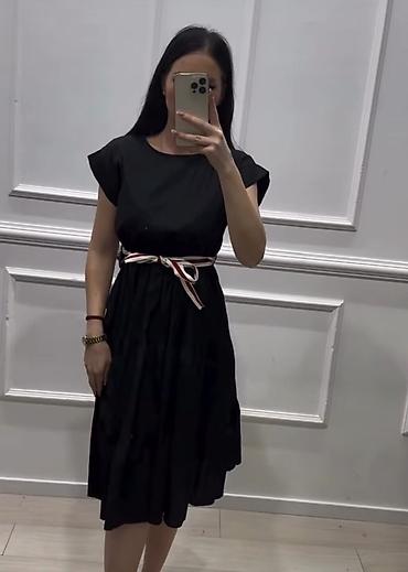 slingback cipele: Crna ženska haljina do kolena – klasičan A-kroj sa lagano nabranym — 1