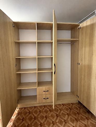 Трёхдверный платяной шкаф, цвет дуб с текстурой дерева. Высота 220см