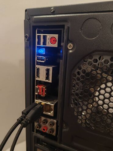 Desktop računari i radne stanice: Gejmer/ Intel i5 8400/16GB DDR4 /M2 240/RX 580 8Gb Povoljno — 10