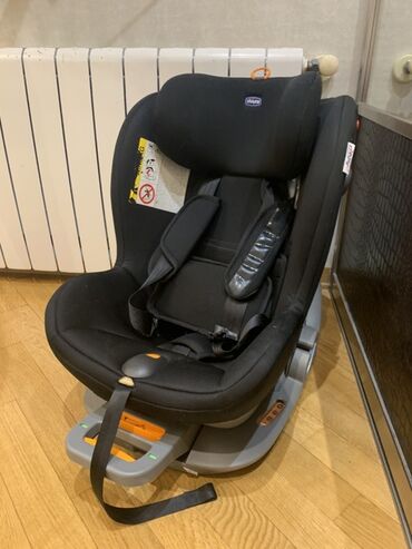 Avtokreslolar: Chicco markalı, qara rəngdə uşaq avtomobil oturacağı. Başaltıq və