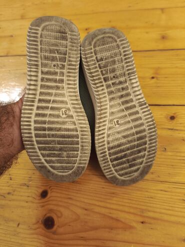 Ayaqqabılar: Qara rəngdə olan dəri kişi ayaqqabıları. Dəbli dizaynı ilə həm rəsmi — 14