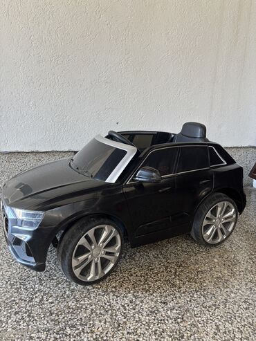 majice sa aplikacijama: AudiQ8 ispravan,sa tragovima koriscenja,ima pesme i price