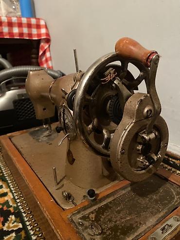 antik stullar: Mexanik tikiş maşını – əl fırlatma qoluyla - Korpus: ağır metal — 3
