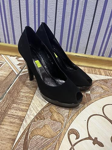 Tuflilər: Qadın ayaqqabısı – klassik qara rəngdə, burun hissəsi açıq (peep-toe) — 1