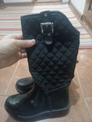 Çəkmələr: Ikinci el ayyagabilar müxtəlif razmerlerde yeniside var içinde. her — 2