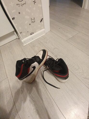 насос для члена: Кроссовки Air Jordan 1 Mid с высоким верхом, выполненные в