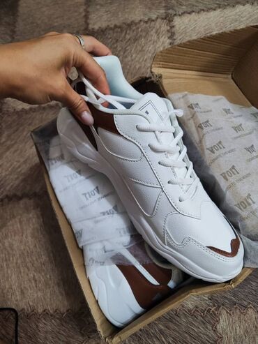Women's Sneakers and athletic shoes: Новые кроссовки VOIT — стиль и комфорт! ✅ Абсолютно новые, в коробке