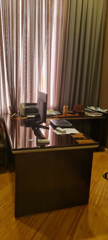 Ofis masaları: İşlənmiş, Müdir üçün, Künc masa