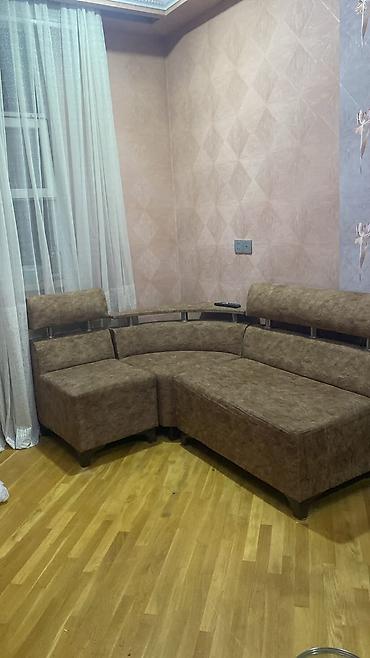 Künc divanı – L formalı, yumşaq oturacaq və bel hissələri ilə. -