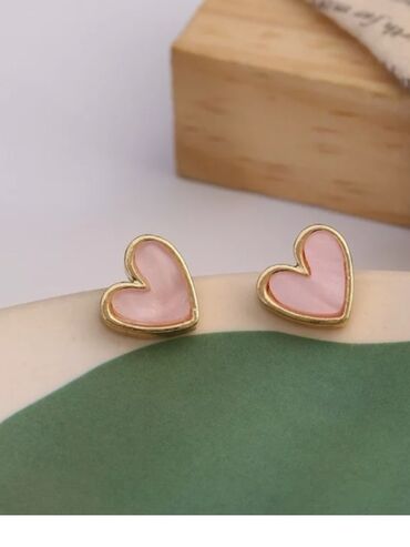 золотые серьги с жемчугом: Серьги в виде сердца с эмалью. Пусеты выполнены в двух цветах 