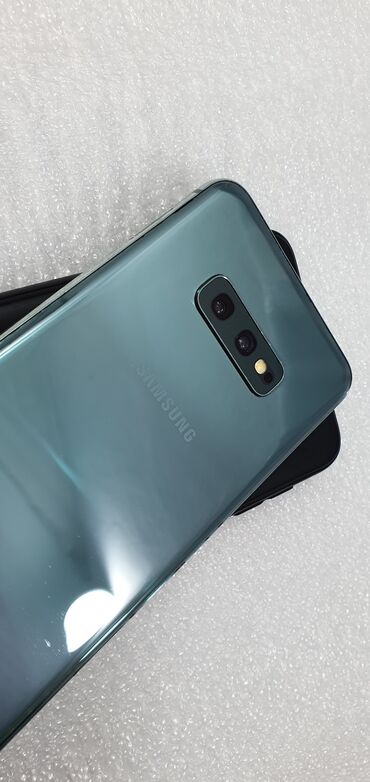 обмен с вашей доплатой: Samsung Galaxy S10e, Б/у, 128 ГБ, цвет - Голубой, 2 SIM