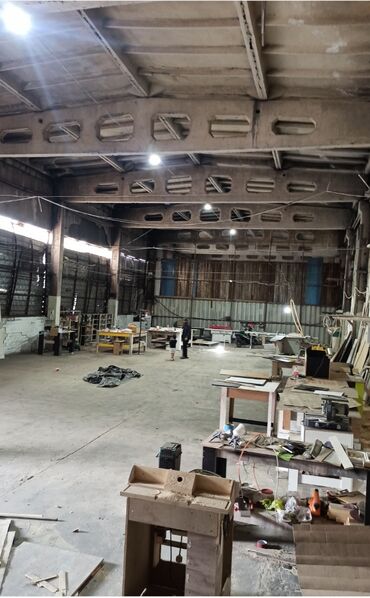 Склады и мастерские: Сдаю склад 360 КВ.м.,ровный пол высокий потолок г.Бишкек