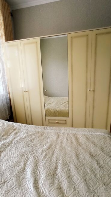 двуспальные кровать: Спальный гарнитур, Двуспальная кровать, цвет - Бежевый, Б/у