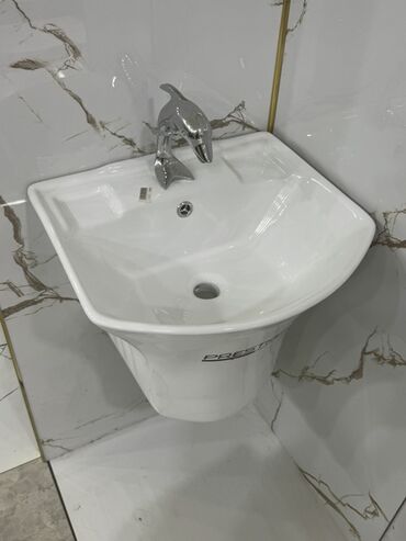 Hamam üçün kranlar: Ağ rəngli, keramika materialından hazırlanmış, divara bərkidilən əl-üz