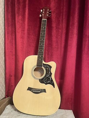 Гитары: Акустическая гитара dreadnought с вырезом (cutaway). - Корпус формата — 13