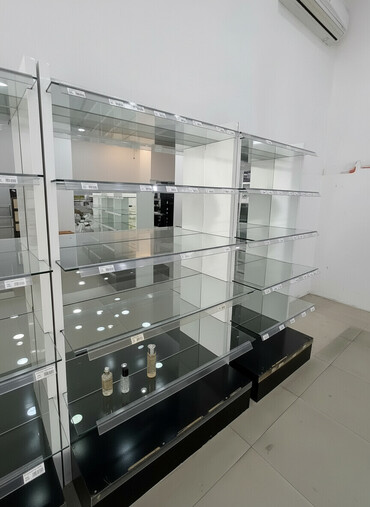 Rəf vitrinləri: Magaza ucun vitrinler hundurluk 1.50 en 090 sm. Divar vitrinleri ise — 2
