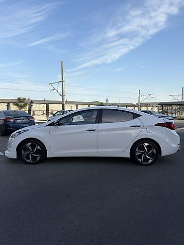elantra hunday: Hyundai Elantra sedan – ağ rəngdə, aerodinamik kuzov dəsti ilə. Şəhər — 7