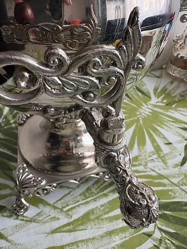 Qədim samovarlar: Klassik rus samovarı – dekorativ naxışlı metal gövdə və möhkəm ayaqlıq — 5