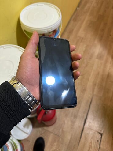 Digər mobil telefonlar: Smartfon – damcı formalı ön kamera çıxıntısı olan böyük ekranlı model — 3