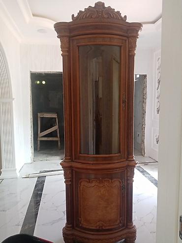 Klassik üslubda vitrin şkaf - Material: təbii ağac (oyma detallar)