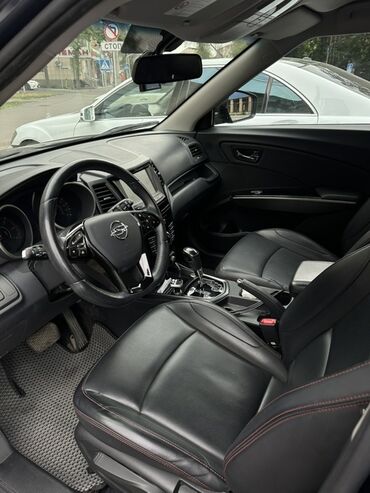 купить ssangyong musso: Автомобиль SsangYong Korando с черным кожаным салоном. Удобные сиденья
