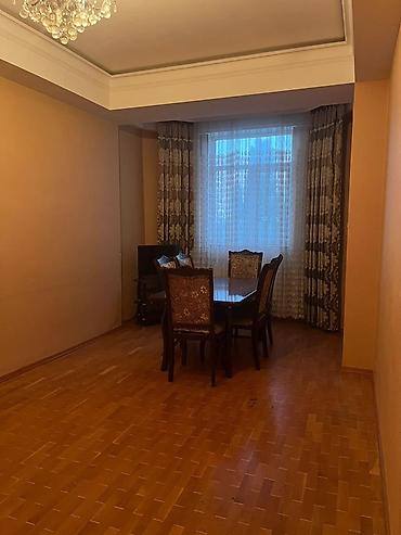 Mənzil – 2 otaqlı, ayrı mətbəxli - Geniş qonaq otağı: parket döşəmə
