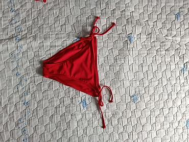 aura absolute matte nijanse: Crvene donje gaćice za kupaći kostim (bikini donji deo) - Model — 1