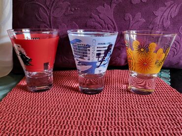 Čaše: Case nove za martini i druga pica, 2006godina,puno staklo. Komada — 9